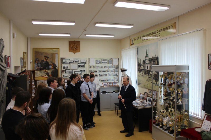 Полицейские и общественники провели экскурсию в музейной комнате истории УМВД России по го Саранск для учащихся правовой академии
