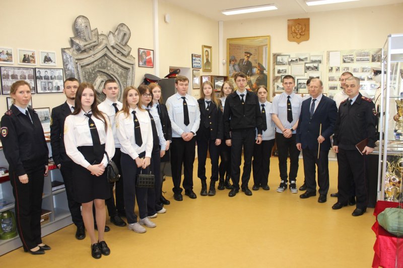 Полицейские и общественники провели экскурсию в музейной комнате истории УМВД России по го Саранск для учащихся правовой академии